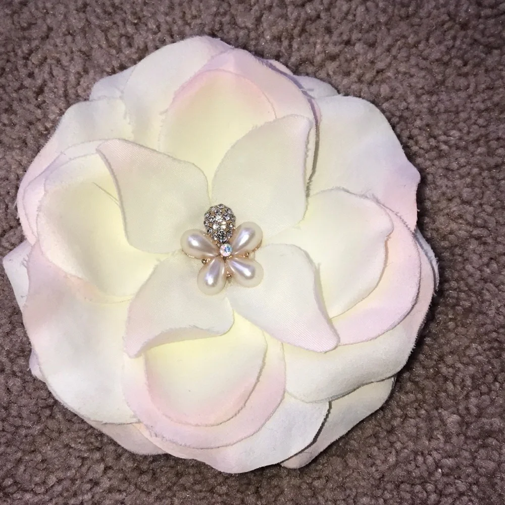 NWOT Flower Hair clip with pearls and rhinestones